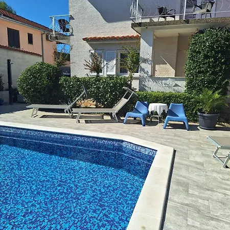 Apartman With Private Pool And Arbor