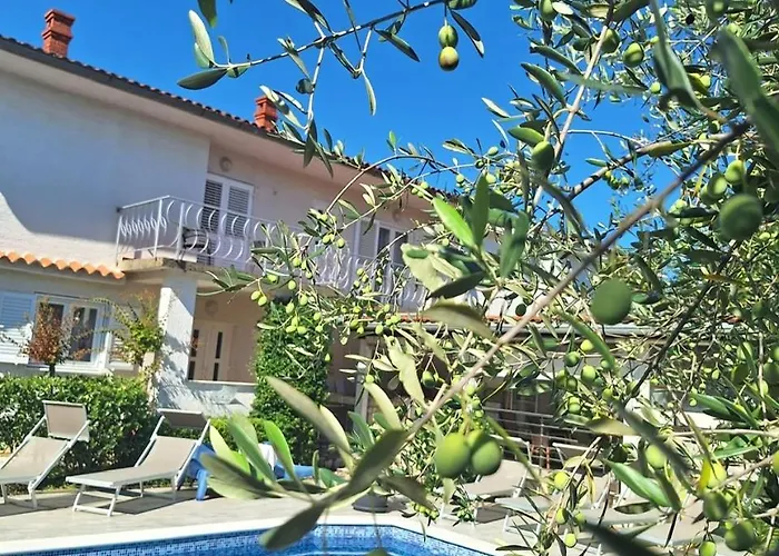 Apartman With Private Pool And Arbor