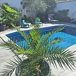 With Private Pool And Arbor 아파트 말린스카