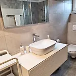 With Private Pool And Arbor 말린스카