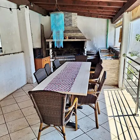 With Private Pool And Arbor Apartamento Malinska