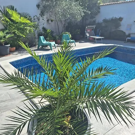 With Private Pool And Arbor דירה מאלינסקה