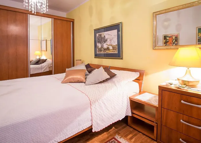 With Private Pool And Arbor Lejlighed