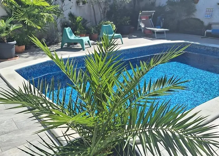 With Private Pool And Arbor شقة مالينسكا