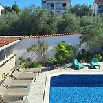 Daire With Private Pool And Arbor Malinska