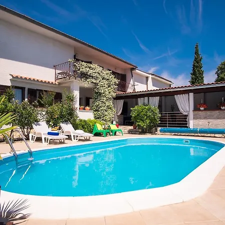 아파트 With Private Pool And Arbor