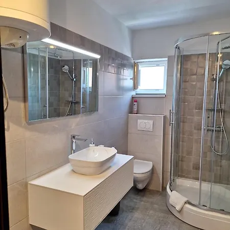 아파트 With Private Pool And Arbor