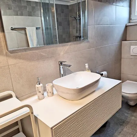 With Private Pool And Arbor 말린스카