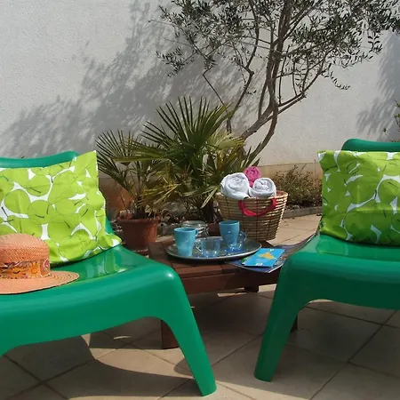 With Private Pool And Arbor 말린스카